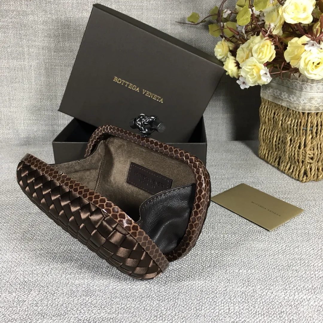 8651 Small Classic Dinner Bag ~~~Snake leather with ribbon ~~~Dense and slippery, not easy to fluff, can hold a small iPhone! Size: 16.5cm*10.5cm*6cm
